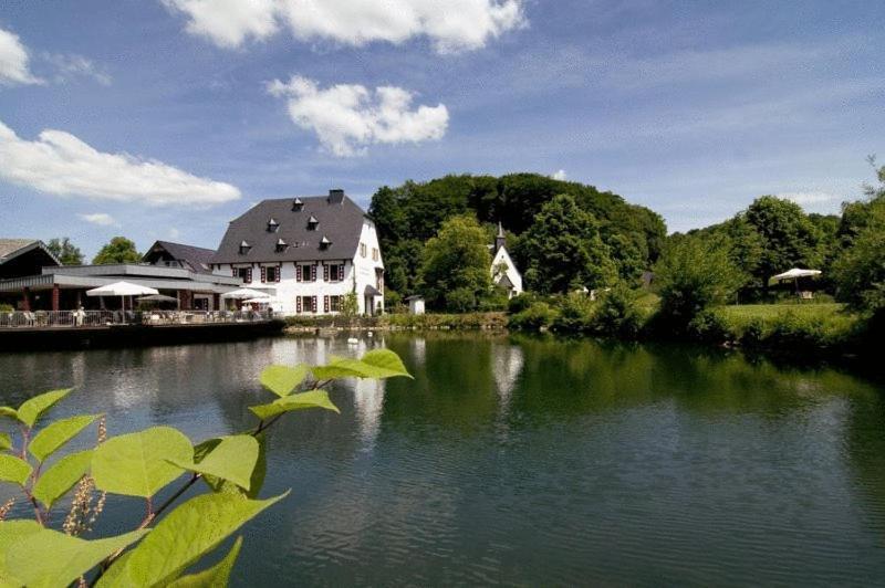 Malteser Komturei Hotel / Restaurant Bergisch Gladbach Exteriör bild
